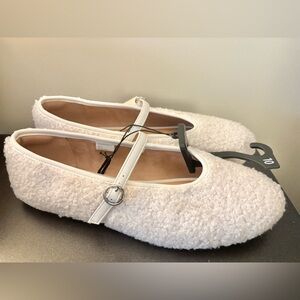 NWT No Boundaries ivory Sherpa flats women size 10 or 11